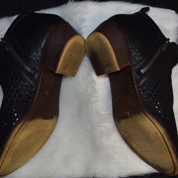 Lucky Brand Ankle Boots with eyelet pattern - Picture 3 of 5